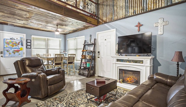 Water front 2 bedroom with a bath, kitchen w/loft over looking the Brazos river