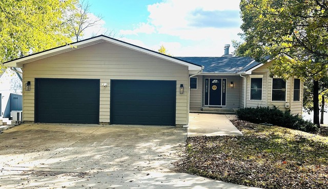 WATER FRONT/4-Bedroom House/Linn Valley, KS