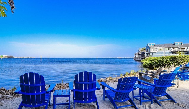 Water front, Bring Your Boat or drop a fishing line, enjoy a beautiful sunset !