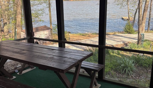 Water Front Cabin with PRIVATE dock- high water year round, Close to marina