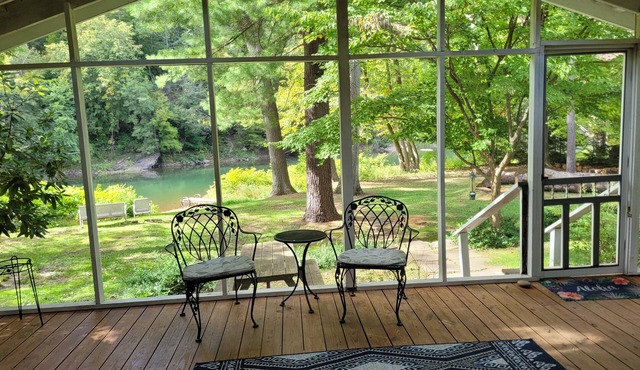 Water Front Cottage on Pine Creek Gorge and Rail Trail!