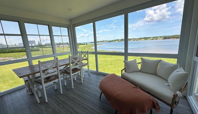 Water Front Cottage On The Sou'West River, Close To Amazing Beaches and Golfing