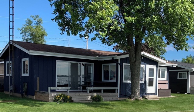 Water Front Family Cottage on the West Shore of the North Bay