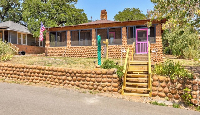 WATER FRONT-HOT TUB- WALKING DISTANCE to main strip. Cobblestone Retreat