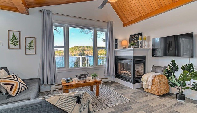Water Front, hot tub with sunset, beach private