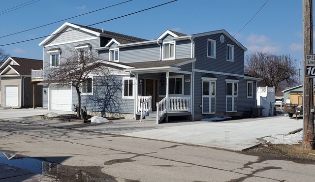 Water front house 2min to lake guest suite