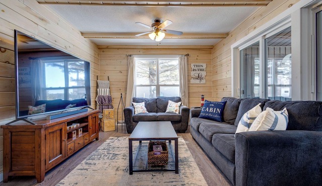 Water Front, Indoor Hot Tub, Outdoor Sauna, Perfect Holiday Escape.