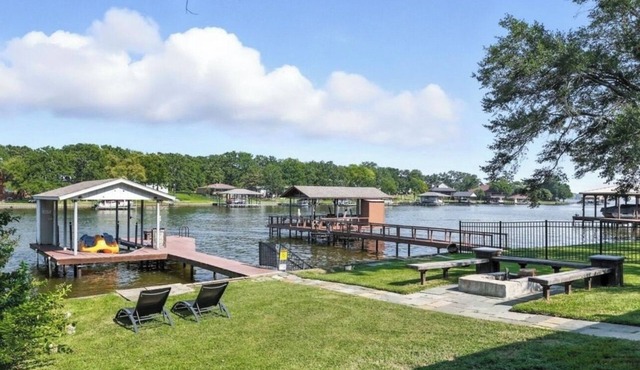 Water Front Lake Cabin Pet Friendly and FREE Paddle Boat and Kayaks!