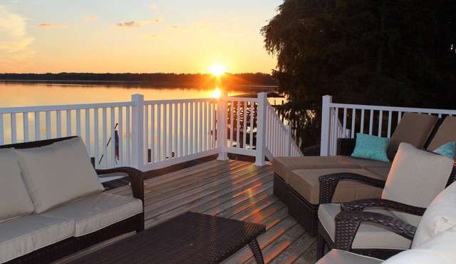 Water Front Lake Cottage: Wineries, Wildlife and Relaxation - Eagles Nest