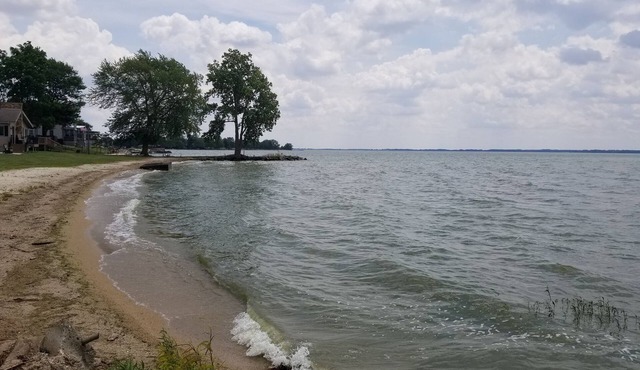 Water Front lake house, fully equipped , opened 3-1-24, dock is in the lake