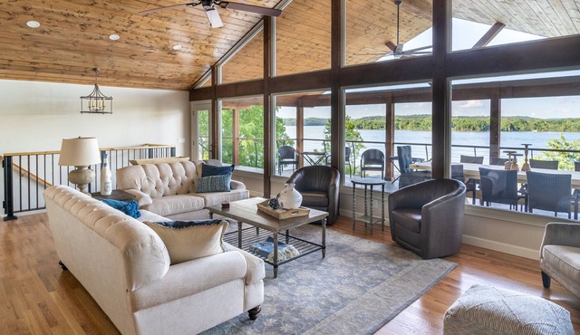 Water Front Lake House On Waters Edge With Extra Large Hot tub & Outdoor Space.