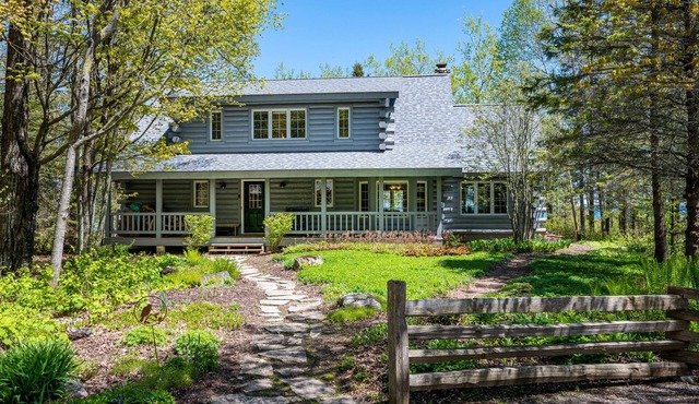 Water Front Log Cabin!