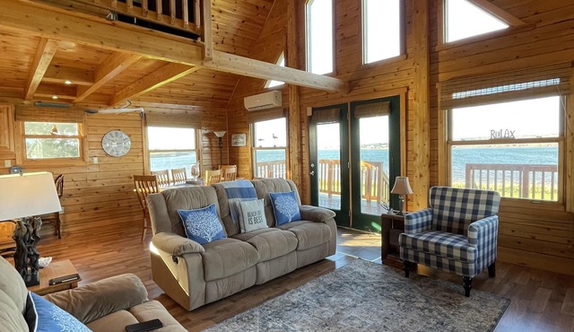 Water Front Log Cottage With Access To Outdoor Community Pool