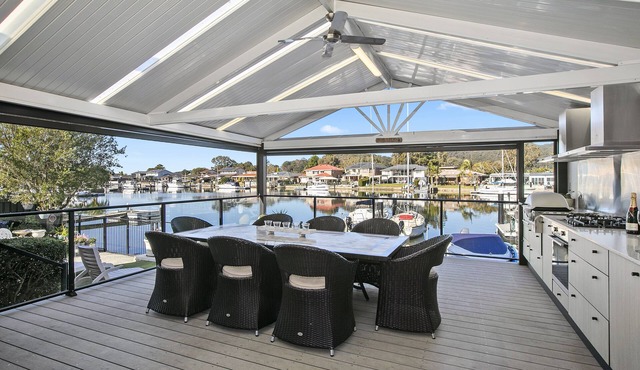 WATER FRONT OASIS - JETTY - SPA HOT TUB-SWIMMING POOL - DUCTED AIR COND - KYACKS