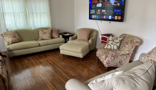 Water Front Oasis - Pet Friendly, Wi-Fi, 85" Smart TV, Washer/Dryer, Parking