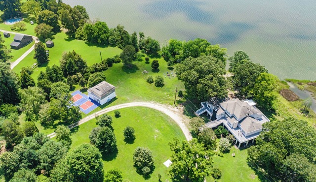 Water front Oasis with pickle-ball court and hot tub