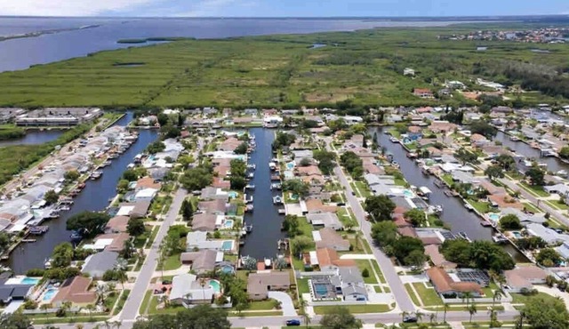 Water front pool home with direct gulf access! Perfect location! Big kitchen !