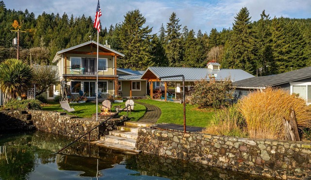 Water Front Retreat on Hood Canal with Hot Tub