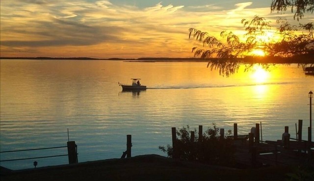 Water Front Retreat - Sunrise and Sunset Water Views - Lots of Amenities