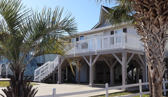 WATER FRONT, PRIVATE POOL, PET FRIENDLY, WIFI, OUTDOOR PARADISE!