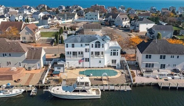 WATER FRONT VILLA Pool,Hot Tub,Elevator,85ft Dock near to beach 30 days rental