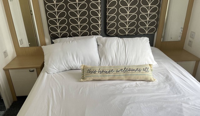 Water Lily lovely dog friendly caravan on Rockley Park, Poole Harbour + Sea View