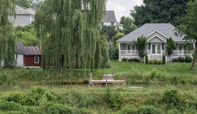 Water Lily Studio - By the Side Of the Road Inn and Cottages