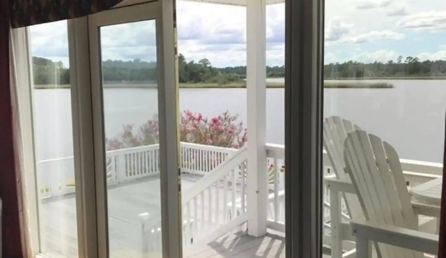 Water lovers paradise with exquisite views!