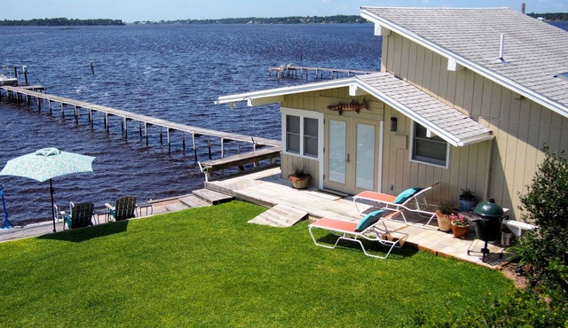 Water Lovers Retreat: stunning water views - dolphins for neighbors