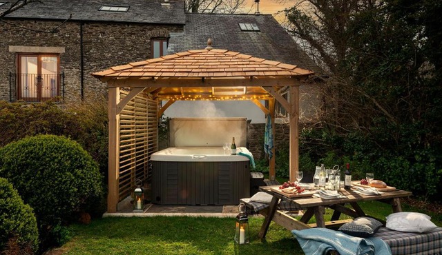 Water Mill at East Trenean Farm -Luxury Cornish Cottage sleeping 4 with hot tub, private garden, rural views and EV facilities