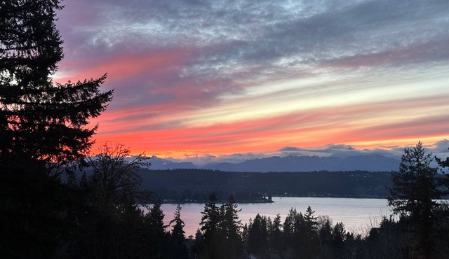 Water & Mountain Views Private Retreat Near Town Family & Pet Friendly