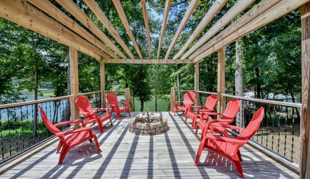 Water Oaks Lake House - Firepit, gorgeous lake views & easy Lake Access