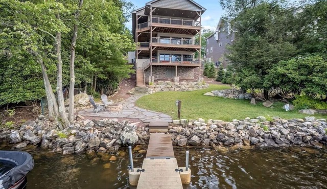 Water's Edge! 11 Bdrm, 5.5 Bath, Lakefront, Dock, Sleeps 35, Hot Tub, IR Sauna