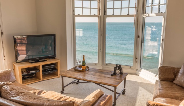 Water's Edge Apartment, luxury, 3 bed, sleeps 6