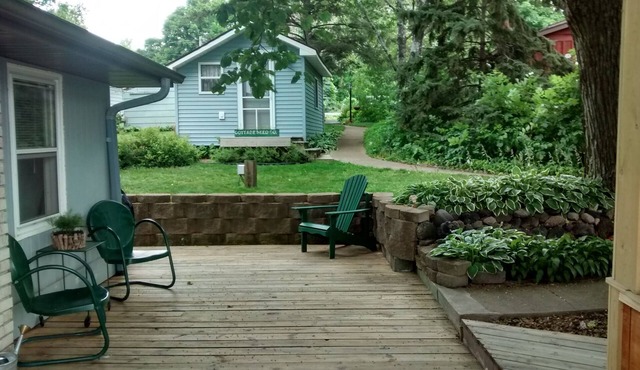 Water's Edge Cabin: Relaxing getaway on Maple Lake 1 hour north of Twin Cities
