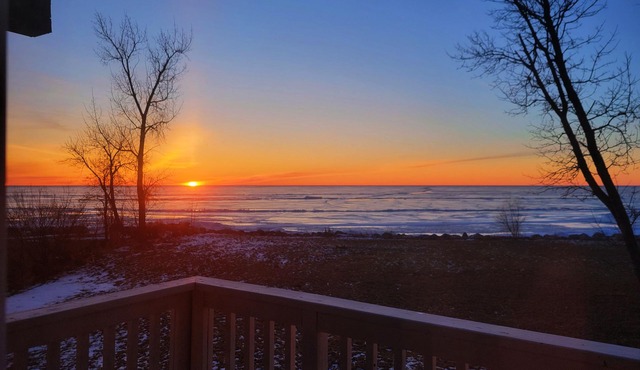Water's Edge cedar cabin on 1 acre lakefront: a perfect retreat summer or winter