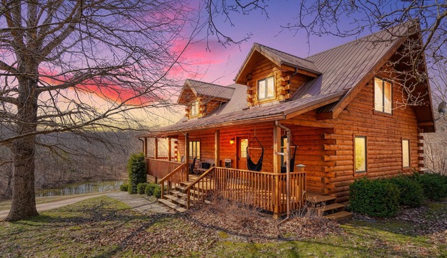 Water's Edge Cozy 2-bedroom cabin. Wooded setting, WiFi, Pond & Hot Tub
