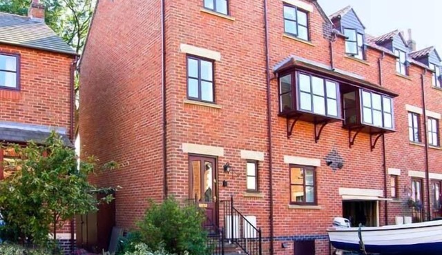 WATER'S EDGE, family friendly, with a garden in Ruswarp