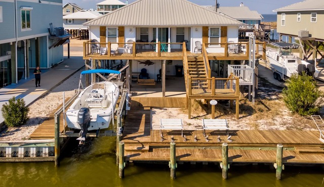 Water's Edge – Fun beach house on the canal, great for fisherman and beachgoers!