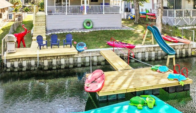 Water Slide, Swim Mat, Kayaks! PET FRIENDLY - Retro Weeki Wachee River!