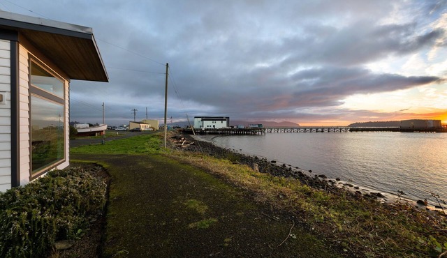 Water & Sunset Views-with AC, WiFi in Garibaldi