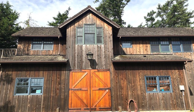 Water view 2 bedroom cottage with beach access, garden and tennis court.