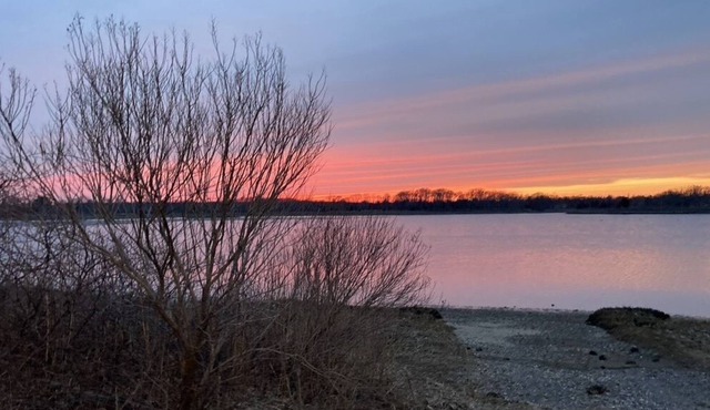 Water-view 3 bedroom home w/garden, walk to beach