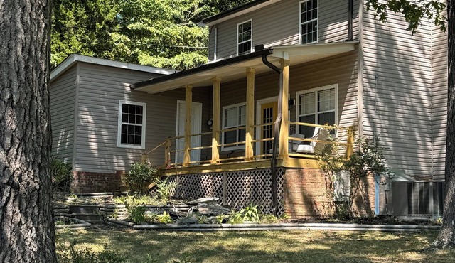 Water view 3-bedroom house in Camden with AC and WiFi walking distance to lake