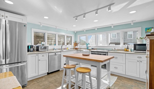 Water View 3BR Cottage in Stonington Borough + Walk to Village