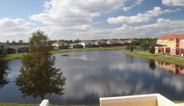 Water view, BBQ, private hot tub, AC, 2Q 2T, gated resort close to theme parks