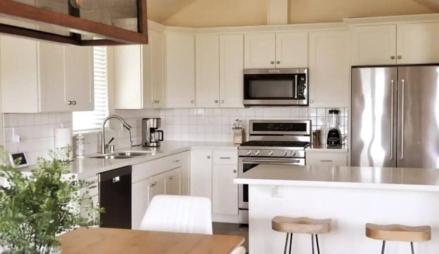 Water view, bright and open 3 bedroom Habor House