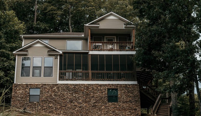 Water view cabin close to everything at Pickwick. 3 bedroom/3 baths.