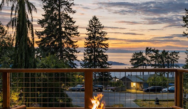 Water View, Chefs Kitchen, Fire pit & Fenced Yard