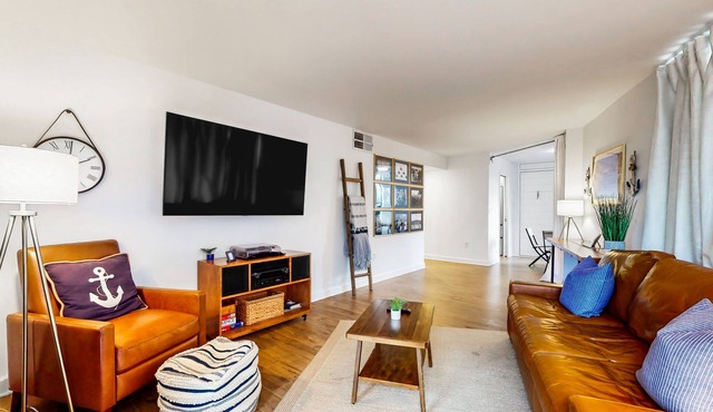 Water-view condo with rooftop pool & balcony - minutes from downtown